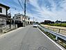 その他：前面道路は幅員が広めで車の通行もスムーズに行えます。周囲は住宅や畑が広がるため開放感のある環境です。電線やポールも整然と配置されており整った街並みが伺えます。舗装された道路で歩きやすさも感じられます。