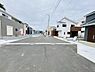 その他：前面道路は広さが確保されており車両の出入りがしやすい環境です。周囲は新しい住宅が立ち並び整然とした街並みが広がっています。道路沿いには歩道も設けられ歩行者にも配慮されています。