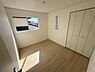 洋室：大きな窓からしっかりと光が差し込む明るい洋室です。お部屋全体がすっきりとした印象でシンプルな内装が魅力です。広々としたクローゼットも備わっています。床材の色合いが落ち着いた雰囲気を演出しています。