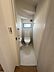 トイレ：シンプルで落ち着いた色合いのトイレです。小窓が付いているため換気がしやすくなっています。室内は清潔感がありお手入れも簡単そうです。スペースを有効に活用した設計となっています。