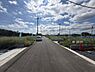その他：前面道路は広々としており車の移動やアクセスがしやすい印象です。現地周辺には自然を感じる景観が広がっています。日当たりも良好で住環境を考慮しやすい立地です。