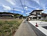 その他：現地は落ち着いた雰囲気の前面道路沿いに位置しています。周囲には住宅や緑があり心安らぐ環境です。空が広く感じられるエリアでゆったりとした通りが印象的です。スペースの確保も容易な道路幅員となっています。