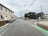 その他：前面道路は幅員がしっかりと確保されており車の出入りや歩行もしやすい印象です。周辺には新しい住宅が立ち並び整然とした街並みが広がっています。電柱や配線も整備されており街路の景観も整っています。