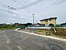 その他：落ち着いた住宅街に位置し開放感のある区画です。前面道路も広く車の出入りがしやすいです。周囲は視界が抜けており陽当たりも良好です。建築のプランが立てやすい整形地となっています。