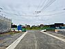 その他：現地の前面道路は見通しが良く周囲には新しい建物が建築中です。前面道路の舗装もしっかり整備されています。周辺には住宅が立ち並びすっきりとした景観が広がっています。