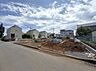 その他：現地写真から周辺に整った住宅街が広がっている様子が伝わります。前面道路は幅にゆとりがあり車の出入りもスムーズに感じられます。敷地の形状が確認しやすく全体が見渡せる写真です。