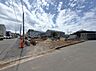 その他：空が広く感じられる前面道路を含む現地写真です。道幅がゆったりとしており車の出入りもスムーズに行えます。周囲は住宅が建ち並び落ち着いた雰囲気のエリアです。整地された敷地の様子もはっきり確認できます。