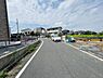 その他：前面道路は幅にゆとりがあり車の通行もスムーズです。周辺は住宅が立ち並び落ち着いた雰囲気が感じられます。現地には工事中のスペースもありこれからの発展が期待できます。