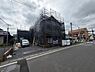 その他：建築中の物件で近代的な足場が設置されています。敷地には駐車スペースも確保されています。主要道路に面しているためアクセスも良好です。周辺には他の住宅や建物が立ち並び便利な立地です。