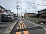 その他：前面道路は見通しが良くすっきりとした印象です。車通りが少なく落ち着いた雰囲気が感じられます。周囲には戸建て住宅が並びゆったりとした区画が広がっています。道路幅も十分で車の出入りもしやすいです。