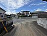 その他：前面道路が広く車の出し入れがしやすい立地です。周囲には住宅が多く落ち着いた雰囲気が感じられます。道路の舗装状態も整っており日当たりの良い現地写真です。青空が広がる開放的な景色が特徴です。