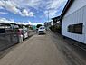 その他：前面道路はフラットで幅にもゆとりがあり車両の出入りがスムーズに行えます。周囲は落ち着いた住環境で現地にはアクセスしやすい立地です。車の駐車や通行にも安心感があります。
