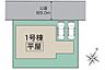その他：敷地内には2台分の駐車スペースが配置されています。前面道路は約5.0mと車の出入りもしやすい幅員です。区画は北西側道路に面しており建物の配置もゆとりを感じさせます。シンプルで使い勝手の良い区画図です。