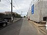 その他：前面道路は見通しが良く車の出入りもしやすい環境です。周囲には住宅や工事中の建物が並び静かな雰囲気が感じられます。道路幅にもゆとりがあり生活しやすい立地です。舗装された道路がしっかりと維持されています。