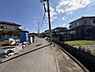 その他：前面道路は舗装されており歩行や車の出入りがしやすい環境です。周辺は住宅が立ち並び落ち着いた雰囲気が感じられます。電柱や配線も整理されていてすっきりとした印象の現地写真です。