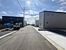 その他：前面道路がしっかりと整備されており車の出入りもスムーズです。周囲は新しい建物が並んでいて整然とした印象です。空が広く感じられ開放感があります。交通量が少なめで静かな環境です。