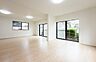 リビング/ダイニング：「上質な空間を」開放感と日当たりの良さに恵まれたリビング空間。圧迫感のない空間を是非、ご堪能下さい。
