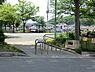 周辺：白山道公園まで652m、住宅街の十分な広さの公園です。きれいに整備された気持ちの良い空間で遊べます。