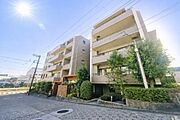 《外観》　■街並みに調和した格調高い外観のマンションです。