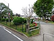 善部町第二公園まで677m、住宅街の十分な広さの公園です。公園の設備には水飲み・手洗い場があります。
