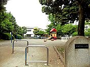 中田町第八公園まで599m、住宅街の比較的広めな公園です。きれいに整備された気持ちの良い空間で遊べます。