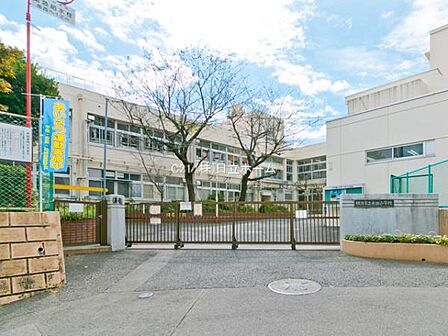 横浜市立永田小学校まで737m