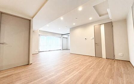 《リビングダイニング》 ご家族皆さまの会話が弾む憩いの空間として、日々の生活にぬくもりを与えてくれます。