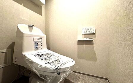 《トイレ》 ■快適な使用感が人気の温水洗浄脱臭暖房機能を搭載。しかも汚れがつきにくく落ちやすい、洗浄力に優れた洗浄機能付トイレ。