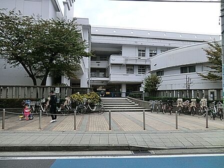 横浜市立本町小学校まで1435m