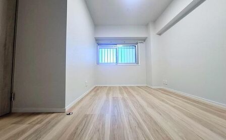 《洋室》　■机とべットを入れても十分な広さ。お子様の勉強部屋に。