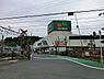 周辺：マルエツ柿生店まで663m、高品質のＰＢ商品や豊富なお惣菜、新鮮な生鮮食品も魅力のスーパー。　駐車場:　あり（共用）