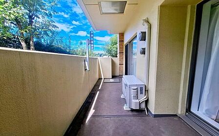 《バルコニー》 ■陽当りも良く、洗濯物も良く乾きそうです。