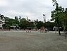 周辺：岸谷公園まで374m、園内には遊具のほか子供用屋外プールがあり、季節の訪れとともに子どもたちで賑わう緑豊かな公園