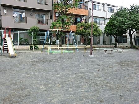 浅田町公園まで307m、住宅街の十分な広さの公園です。ブランコ・滑り台などの遊具があり、ベビーカーで入れますので、小さなお子様も楽しめます。