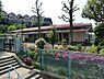 周辺：横浜市杉田保育園まで384m、小高い丘の上にある60名定員の小さく可愛らしい保育園。子供達はみな元気いっぱいで明るくのびのびと生活しています。