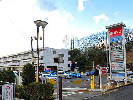 西友新ゆりグリーンタウン店まで452m、ポプラ街区にあるスーパー。郵便局や新ゆりグリーンタウンの管理棟も近くにあります。