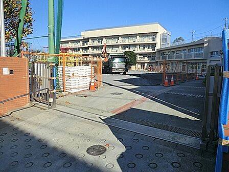 横浜市立市ヶ尾小学校まで958m