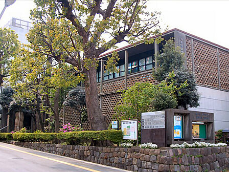 神奈川県立図書館まで1384m