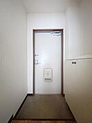 シューズボックスつきの玄関です　アルコール消毒やマスクを置いておけそうですね