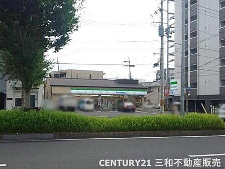 ファミリーマート西大路九条店まで676m、営業時間:24時間営業■駐車場・自転車・バイク利用可■JR「西大路」駅近辺■近隣にセリア・京都信用金庫有