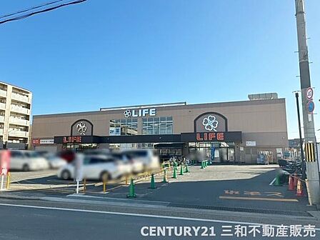 ライフ伏見深草店まで845m、営業時間:9:30~21:00■広々駐車場(30台)・自転車・バイク利用可■証明写真機有■「伏見稲荷」駅近辺