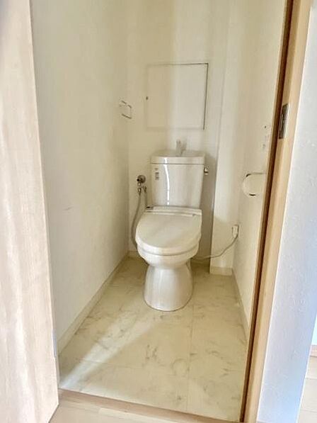 【トイレ】清潔感のあるシンプルなトイレ空間。温水洗浄便座付きで快適にお使いいただけます。