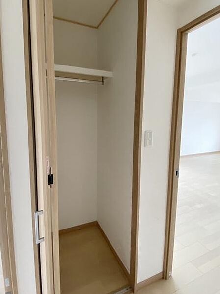 【収納】廊下には掃除用品や備品ストックにも便利な物入がございます。