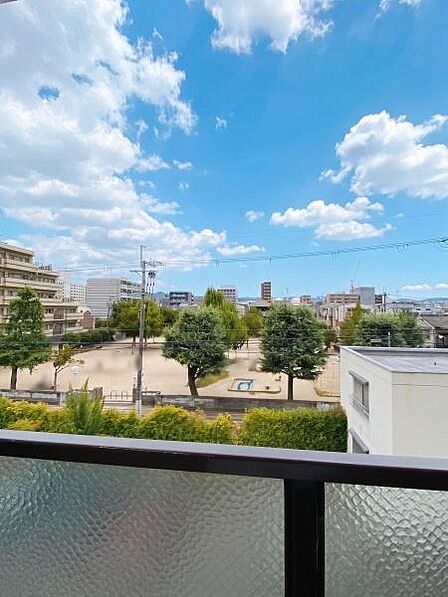 【眺望】緑豊かな公園を望むロケーション。開放感のある眺望に加え、木々の緑が四季の彩りを感じさせてくれます。