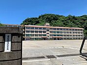 清水中学校生徒数は約300名、教員数は約23名です。（令和7年4月） 1000m