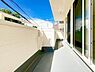 バルコニー：～Balcony～  ワイドスパンのバルコニーで2部屋から出入りできます。お部屋には心地よい風が入ります。