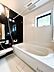浴室：【Bathroom】  シックなカラーは高級感があります。大きめのバスタブに浸かれば一日の疲れをゆっくりとほぐしてくれることでしょう。