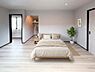 室内：～Bed Room～  ウォークインクローゼット付きの主寝室、一面のアクセントパネルが上質な空間を演出してくれます。（本画像家具はCGで作成、実際に家具の設置はありません）