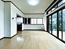 リビング/ダイニング：【Living Dining】  開放感あふれるモダンなLDK。窓からはたっぷりと朝日が差し込み明るく快適な空間を演出してくれます。