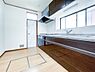 キッチン：【Living room】  家族みんなが爽やかに健やかに過ごせるように、あふれる光をたっぷり取り込んだリビングダイニング。上質な温もりに包まれます。